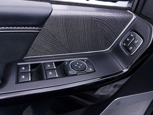 Used 2023 Ford F150 Lightning Platinum image 19