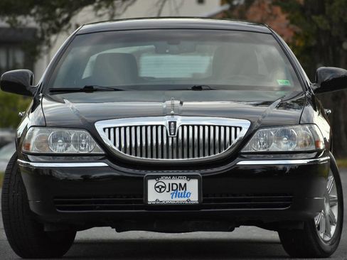 Used 2011 Lincoln Town Car Signature Limited image 3