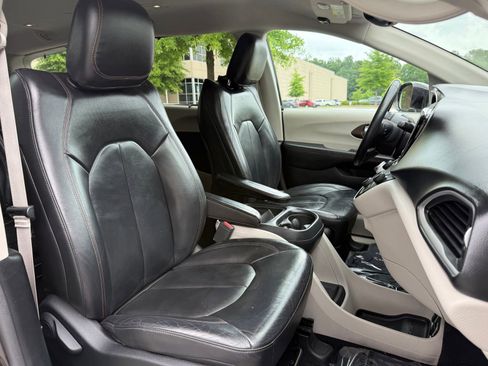 Used 2017 Chrysler Pacifica Touring-L FWD image 37