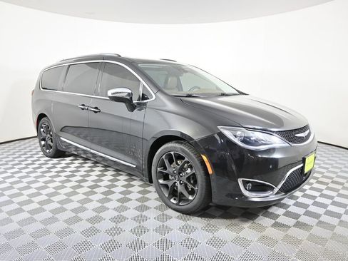 Used 2017 Chrysler Pacifica Limited FWD image 9