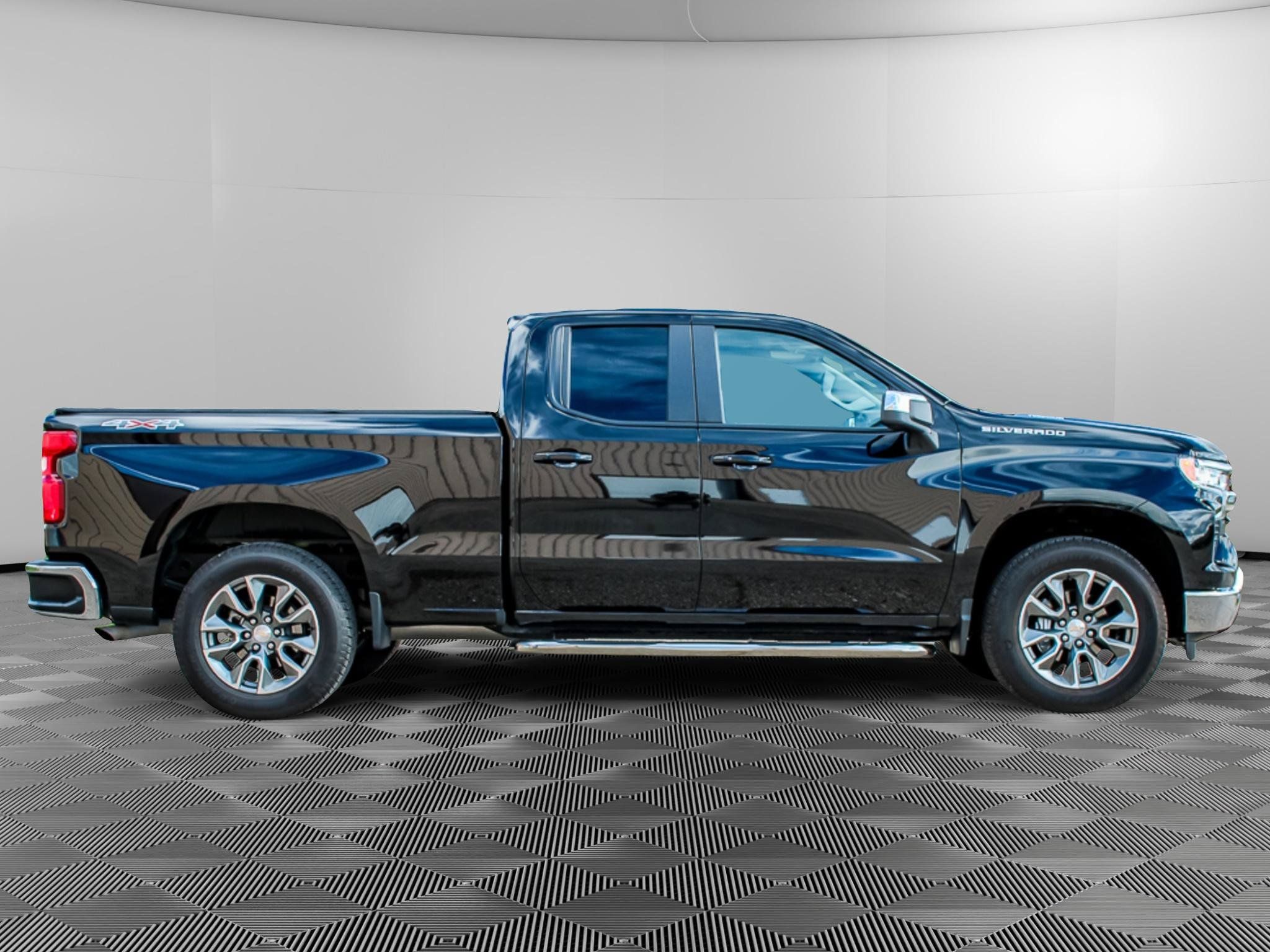 Used 2025 Chevrolet Silverado 1500 LT AWD/4WD image 2