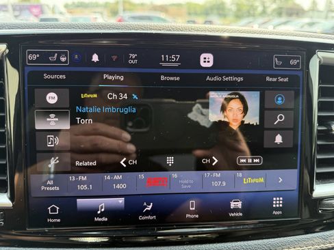 Used 2021 Chrysler Pacifica Touring-L w/ Uconnect Theater Family Group AWD/4WD image 18
