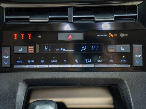 Used 2020 Toyota Avalon XLE w/ Moonroof Package image 24