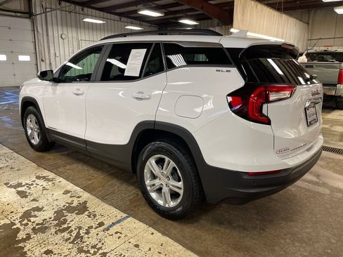 Used 2024 GMC Terrain SLE w/ Driver Convenience Package AWD/4WD image 3