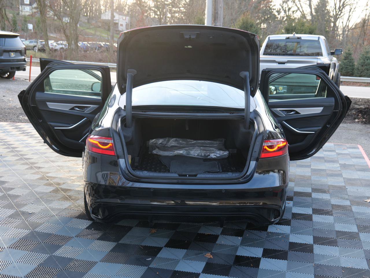 Used 2024 Jaguar XF R-Dynamic SE AWD/4WD image 58