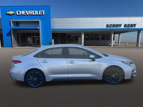 Used 2025 Toyota Corolla SE FWD image 3