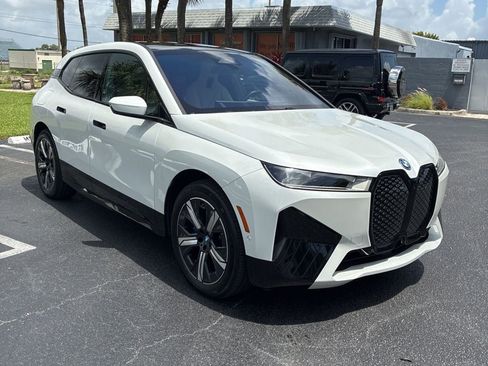 Used 2023 BMW iX xDrive50 w/ Sport Package AWD/4WD image 8