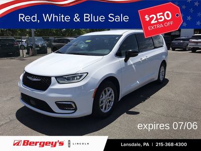Used 2025 Chrysler Pacifica Select