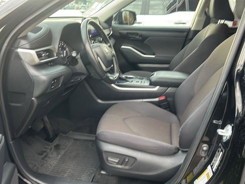 Used 2023 Toyota Highlander LE image 9