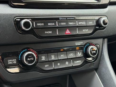 Used 2019 Kia Niro LX FWD image 19