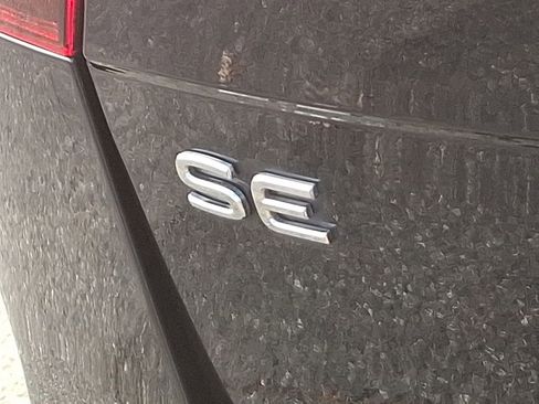 Used 2022 Volkswagen Tiguan SE R-Line image 33