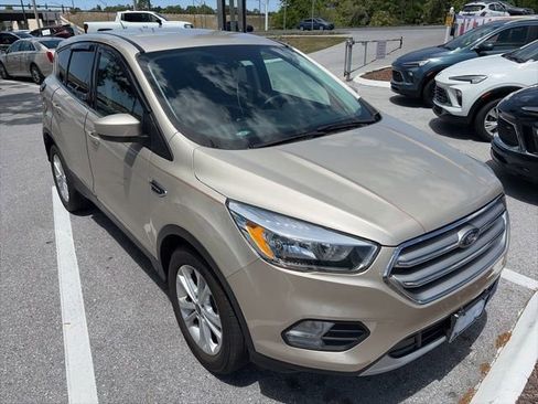 Used 2017 Ford Escape SE image 2