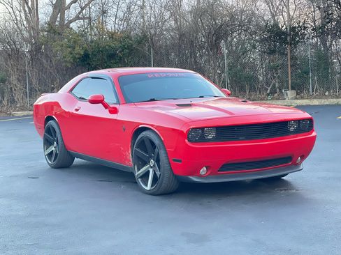 Used 2014 Dodge Challenger SXT image 3