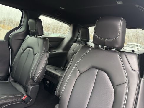 New 2026 Chrysler Pacifica Select FWD image 32