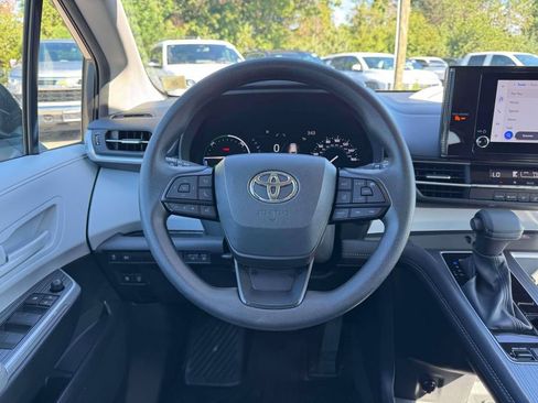 Used 2025 Toyota Sienna LE AWD/4WD image 21