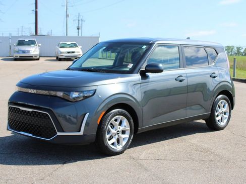 Used 2024 Kia Soul LX w/ Option Group 015 FWD image 2
