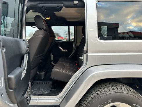 Used 2014 Jeep Wrangler Unlimited Sahara w/ Connectivity Group AWD/4WD image 14