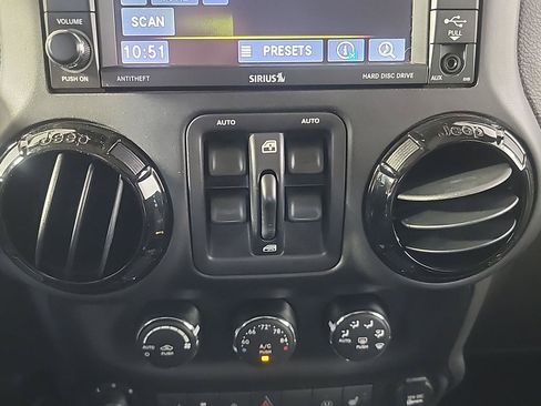 Used 2015 Jeep Wrangler Unlimited Sahara AWD/4WD image 27