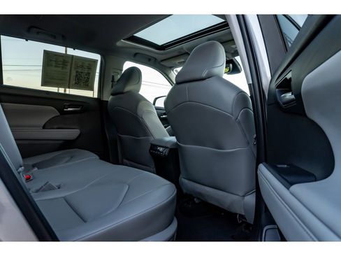 Used 2024 Toyota Highlander XLE image 16
