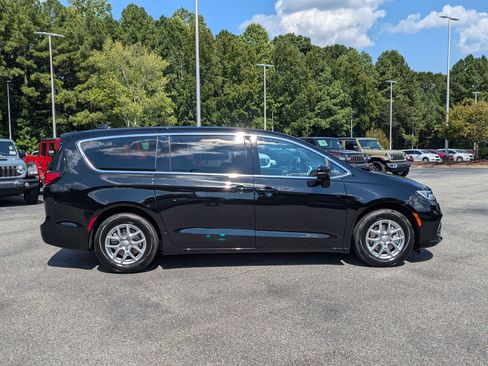 New 2026 Chrysler Pacifica Select image 4