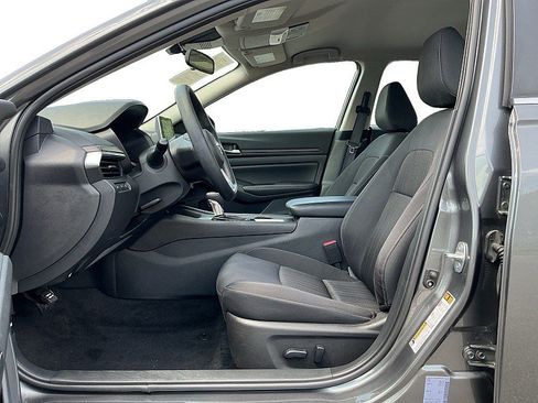 Used 2025 Nissan Altima 2.5 SV FWD image 10