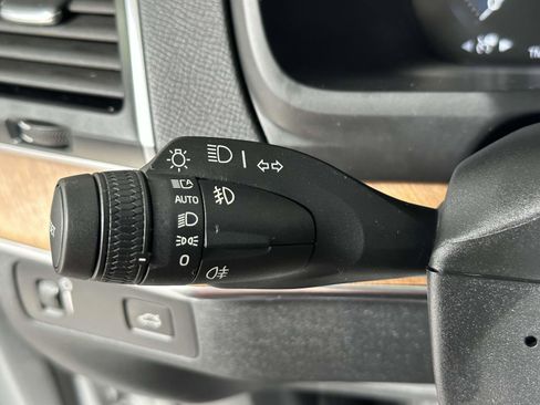 Certified 2022 Volvo XC90 T6 Momentum image 37