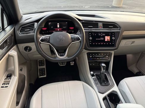 Certified 2022 Volkswagen Tiguan SE R-Line image 9
