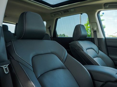 New 2025 Nissan Pathfinder SL image 12