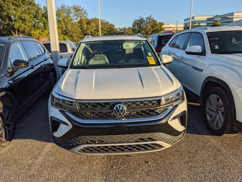 Used 2022 Volkswagen Taos SE w/ Panoramic Sunroof Package image 3