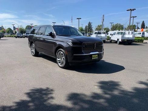 Used 2025 Lincoln Navigator L Reserve AWD/4WD image 12