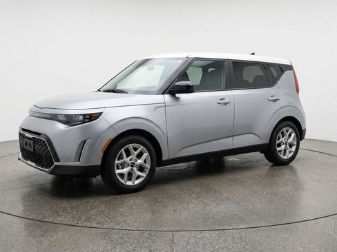 Used 2025 Kia Soul LX w/ LX Technology Package FWD image 3