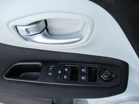 Used 2019 Jeep Renegade Latitude FWD image 17