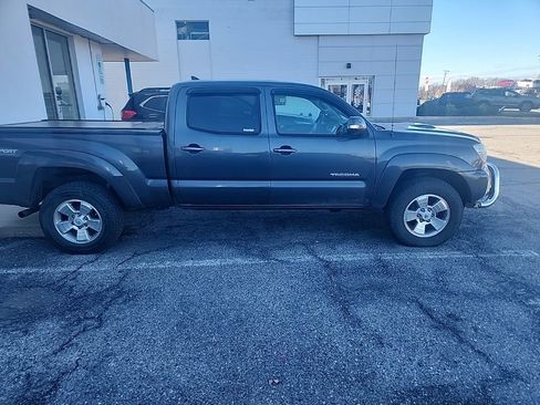 Used 2015 Toyota Tacoma 4x4 Double Cab image 2