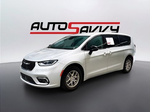 Used 2024 Chrysler Pacifica Touring-L FWD image 3