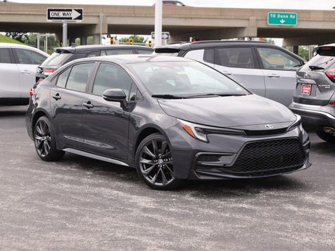 Used 2025 Toyota Corolla SE FWD image 2