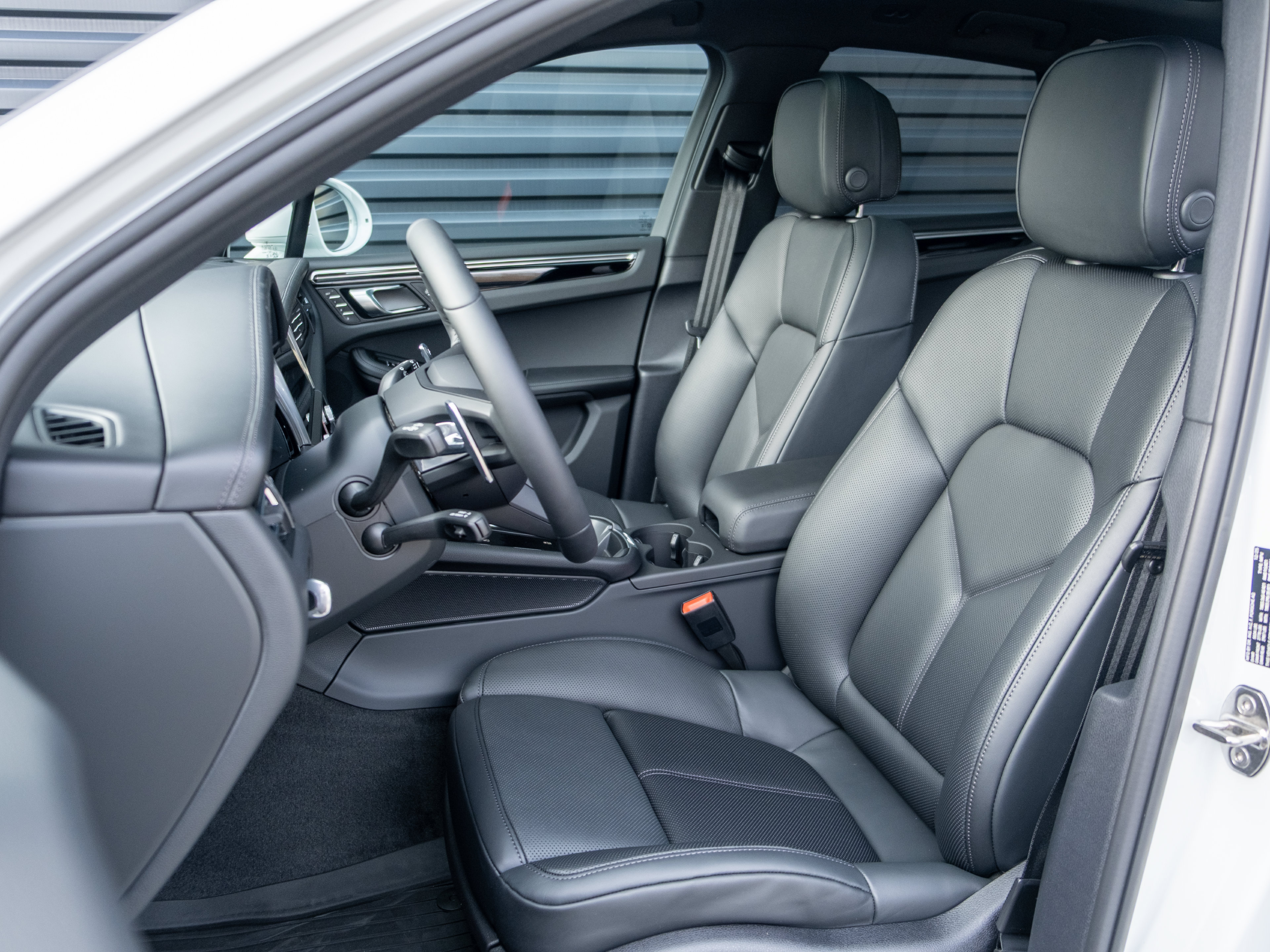 Certified 2026 Porsche Macan AWD/4WD image 5