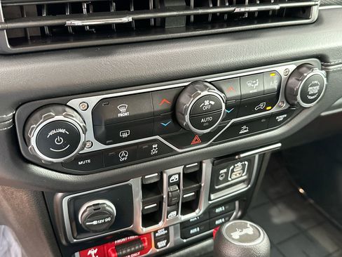 Used 2025 Jeep Wrangler Unlimited Rubicon AWD/4WD image 18