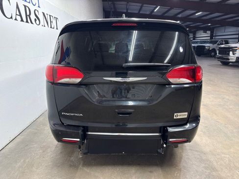 Used 2020 Chrysler Pacifica Touring-L FWD image 10