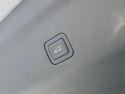 Used 2024 Chevrolet Suburban Z71 w/ Luxury Package image 12