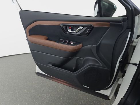 Used 2025 Subaru Forester Touring image 29