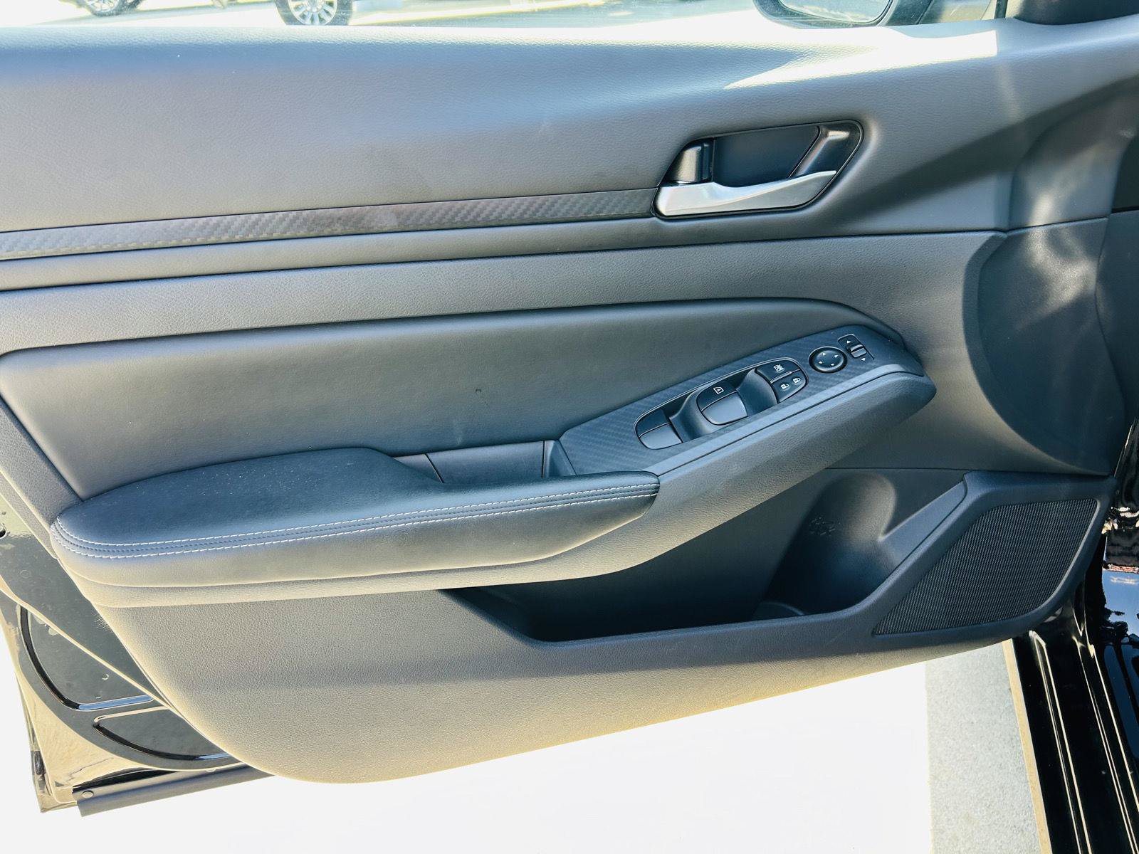 Used 2025 Nissan Altima 2.5 SV FWD image 8