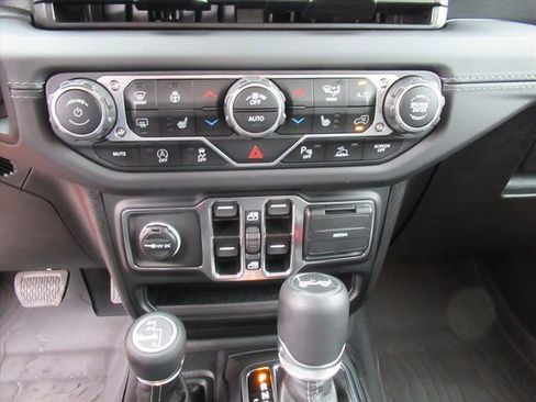 Used 2025 Jeep Wrangler Sahara image 25