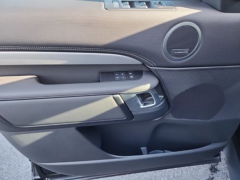 New 2024 Land Rover Discovery Dynamic SE image 24