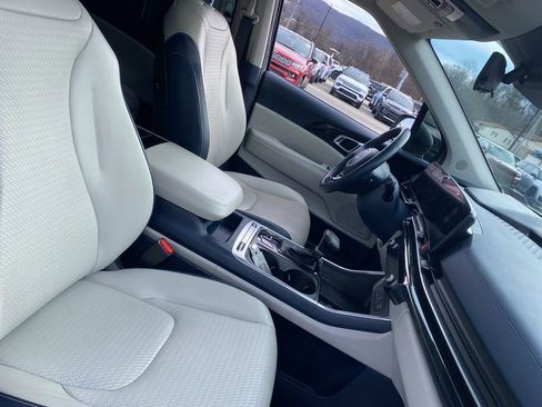 Used 2025 Kia Carnival SX Prestige image 9