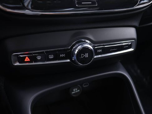 Used 2025 Volvo XC40 B5 Core image 10