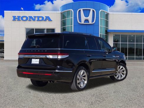 Used 2024 Lincoln Navigator Reserve image 3