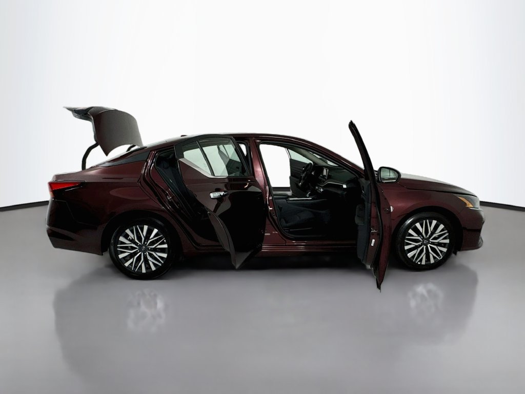 Used 2025 Nissan Altima 2.5 SV FWD image 24