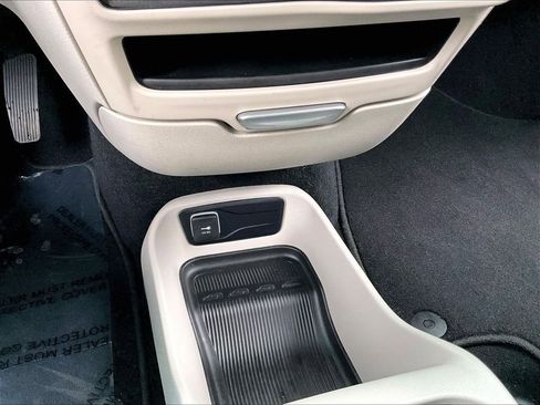 Used 2023 Chrysler Voyager LX image 31