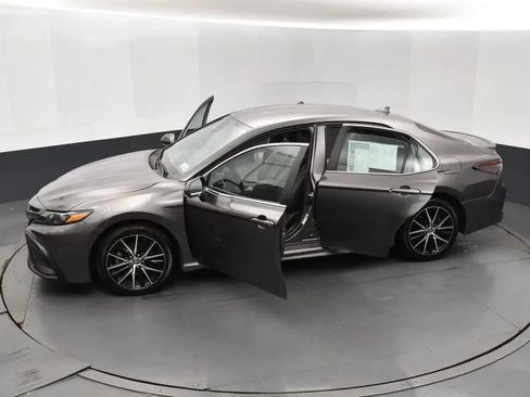 Used 2023 Toyota Camry SE FWD image 7