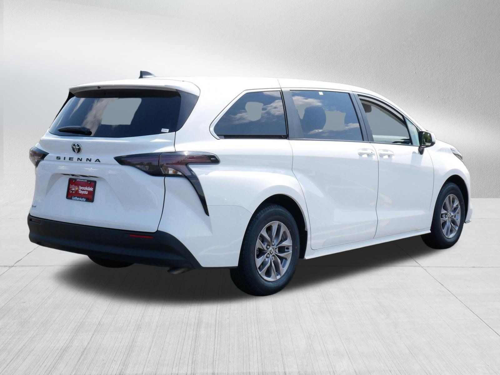 Certified 2026 Toyota Sienna LE FWD image 7
